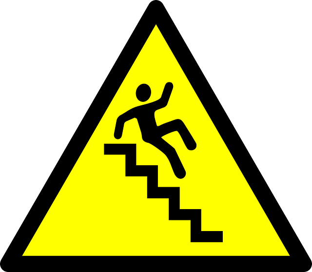 Señal con una persona cayendo por las escaleras