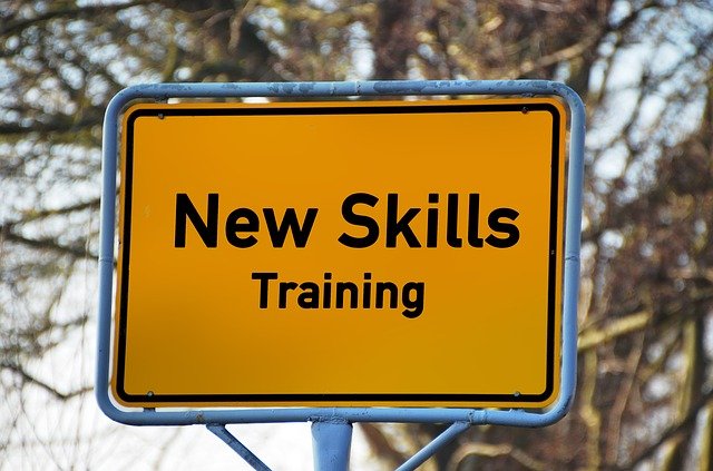Una señal con el mensaje en inglés "Practicar nuevas habilidades"