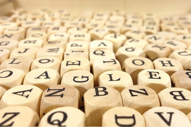 Fotografía de varios cubos de madera con las letras del abecedario