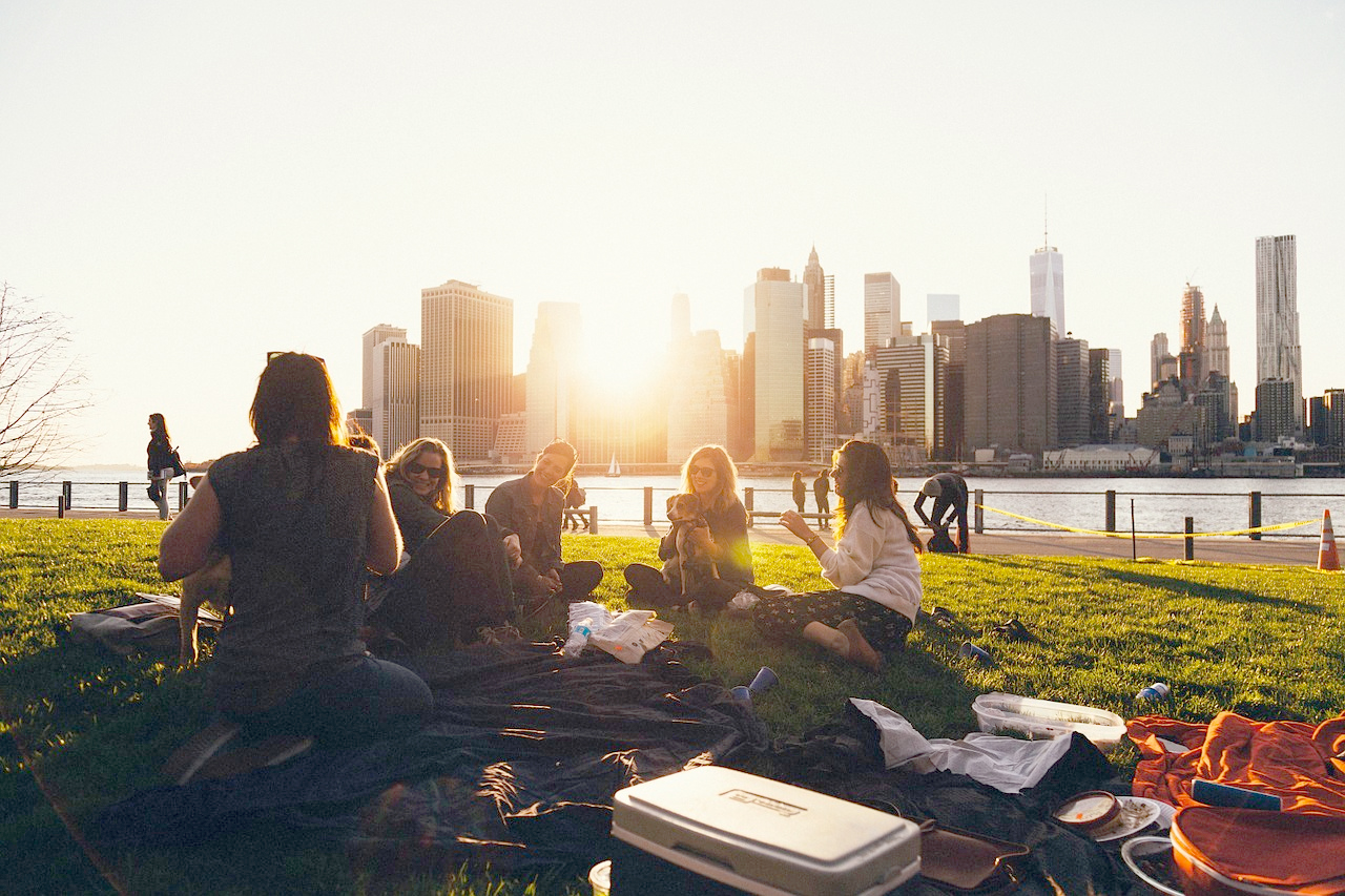Unos jóvenes hacen un picnic con Manhattan al fondo