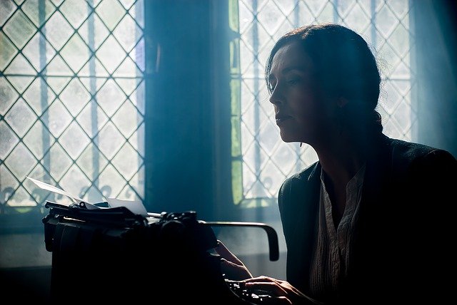 Mujer ante máquina de escribir