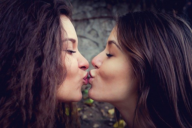 Fotografía de dos mujeres besándose