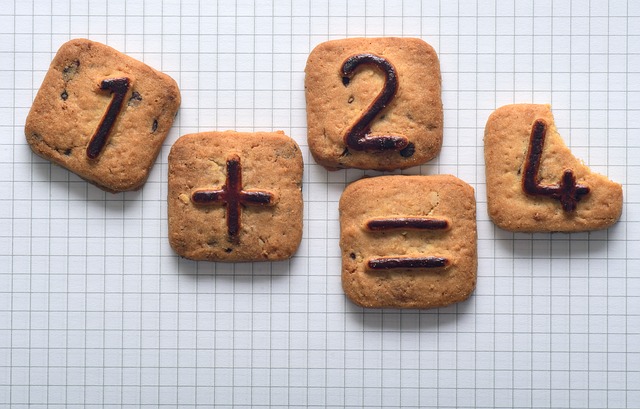 Galletas con los números 1 y 2 que se suman. El resultado aparece en otra, es un 4 y tiene una parte comida
