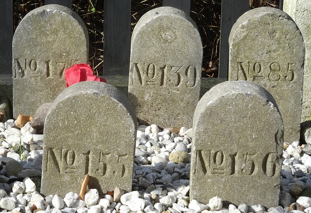 Lápidas de piedra con inscripciones numéricas