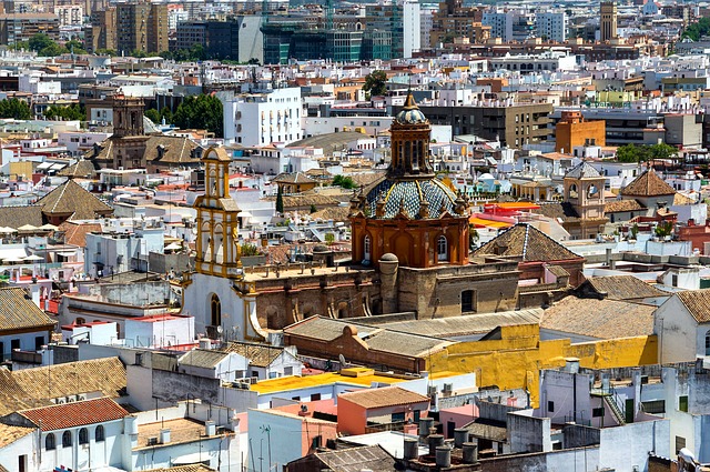 Vista de pájaro de la ciudad de Sevilla y una de sus ermitas