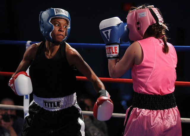 Mujeres boxeadoras luchando