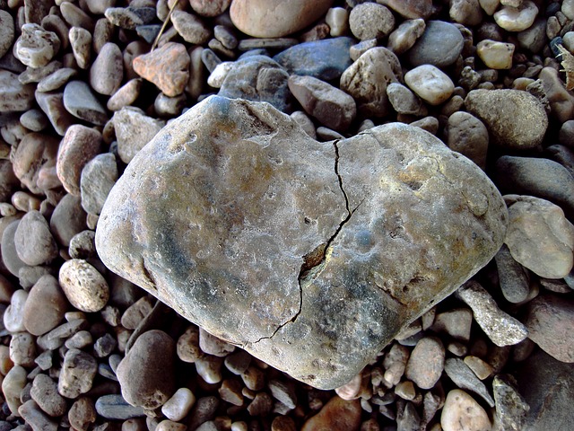 Corazón de piedra resquebrajado