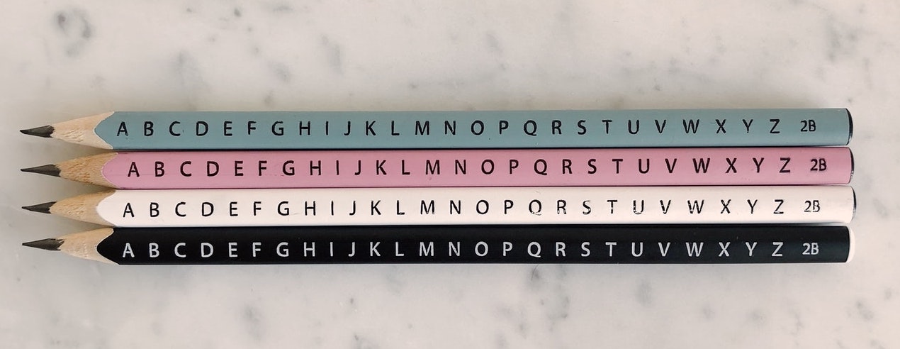 Lápices de colores con el abecedario dibujado