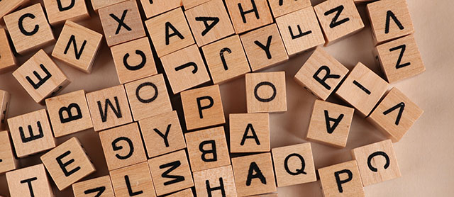 Piezas de madera con el abecedario