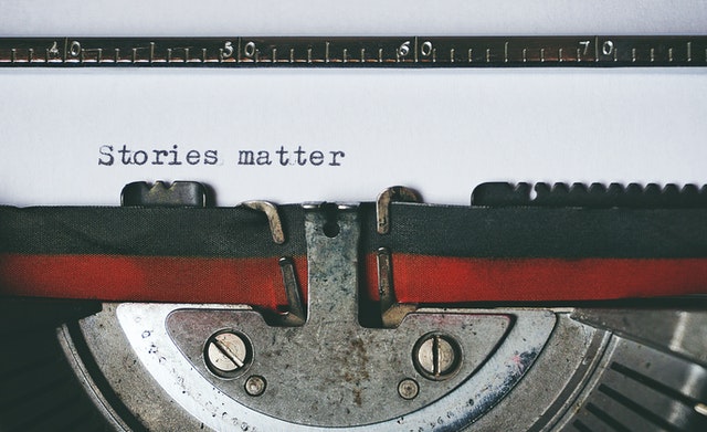 Máquina de escribir. Se lee Stories matters.
