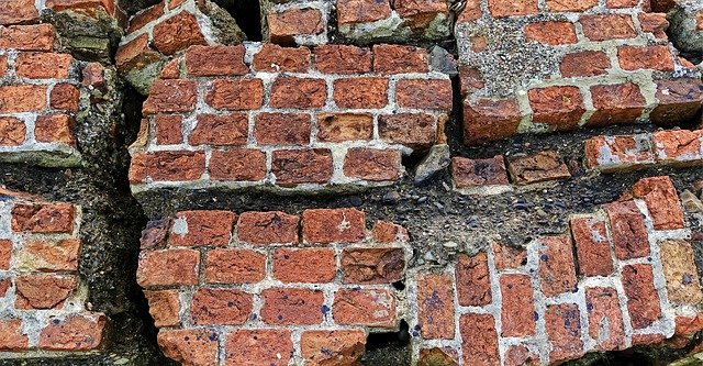 Imagen del efecto de un terremoto en un grupo de ladrillos