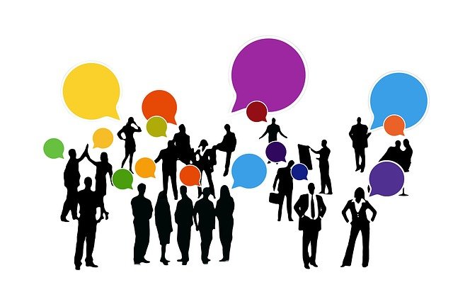 Iconos de personas con globos de conversación. 