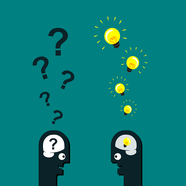 Dos personas hablan: uno hace preguntas; otro tiene ideas