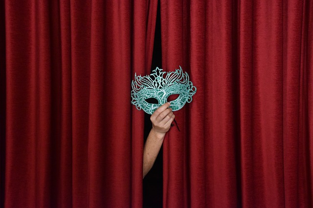 Telón de teatro con máscara veneciana. Telón de teatro con máscara veneciana.