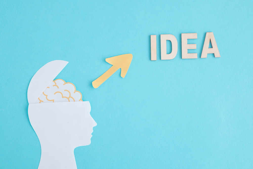 Icono de una cabeza humana de la que sale una flecha que apunta a la palabra idea. 