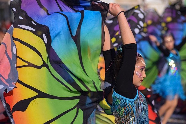 Chica disfrazada de mariposa en carnaval. 
