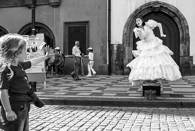 Pantomima Mimo actuando en la calle.