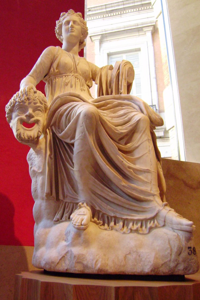 Escultura en mármol de la musa de la comedia, Talía.