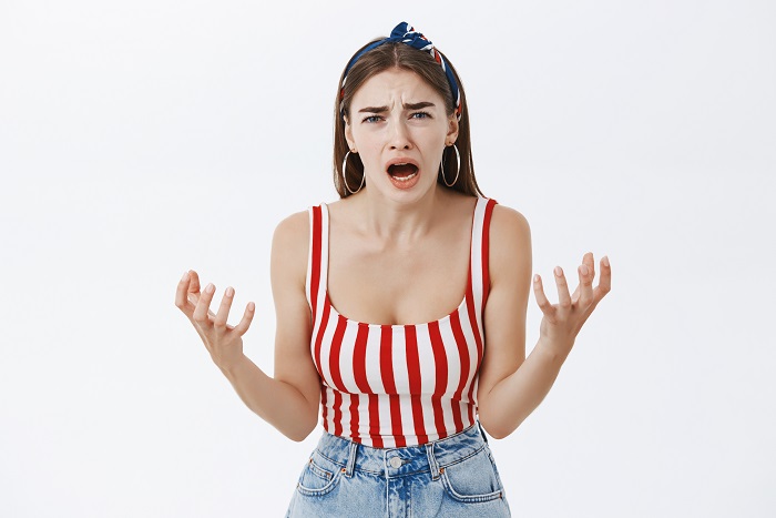 Actriz Una actriz con una pose exagerada de queja