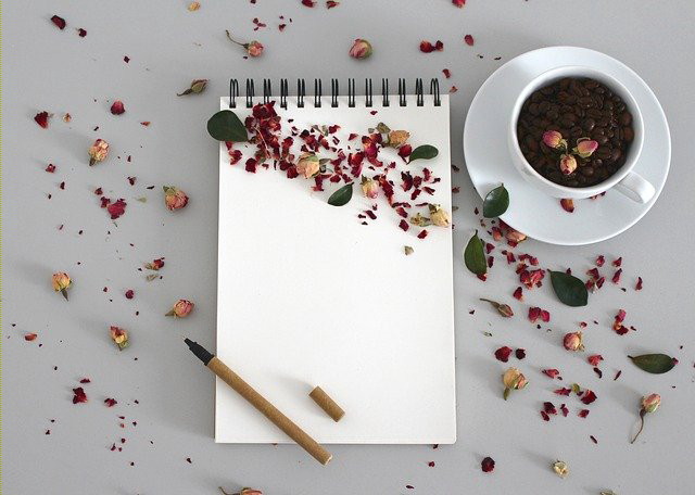 Cuaderno Nota Escribir Fotografía de un cuaderno con un lápiz y pétalos de flores.