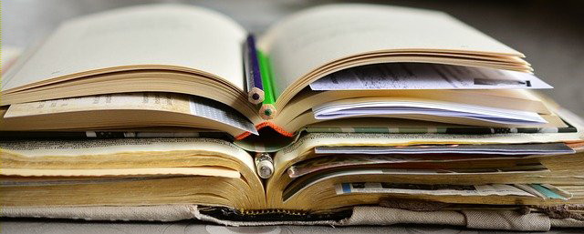 Fotografía de varios libros apilados