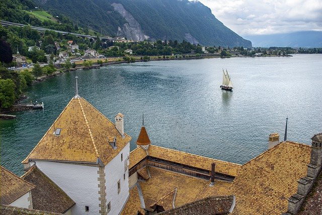 Castillo junto al mar desde el que se ve un velero