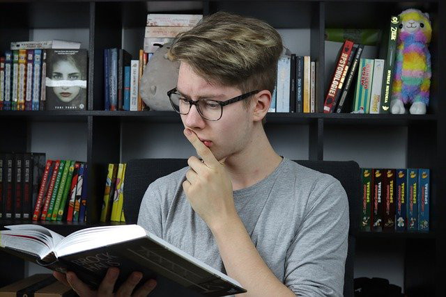 Estudiante leyendo un libro