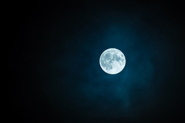 La luna llena brilla en una noche oscura