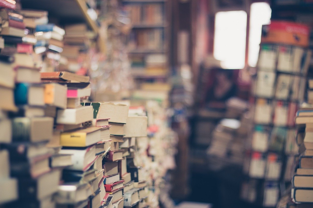 Books Libros apilados en una biblioteca