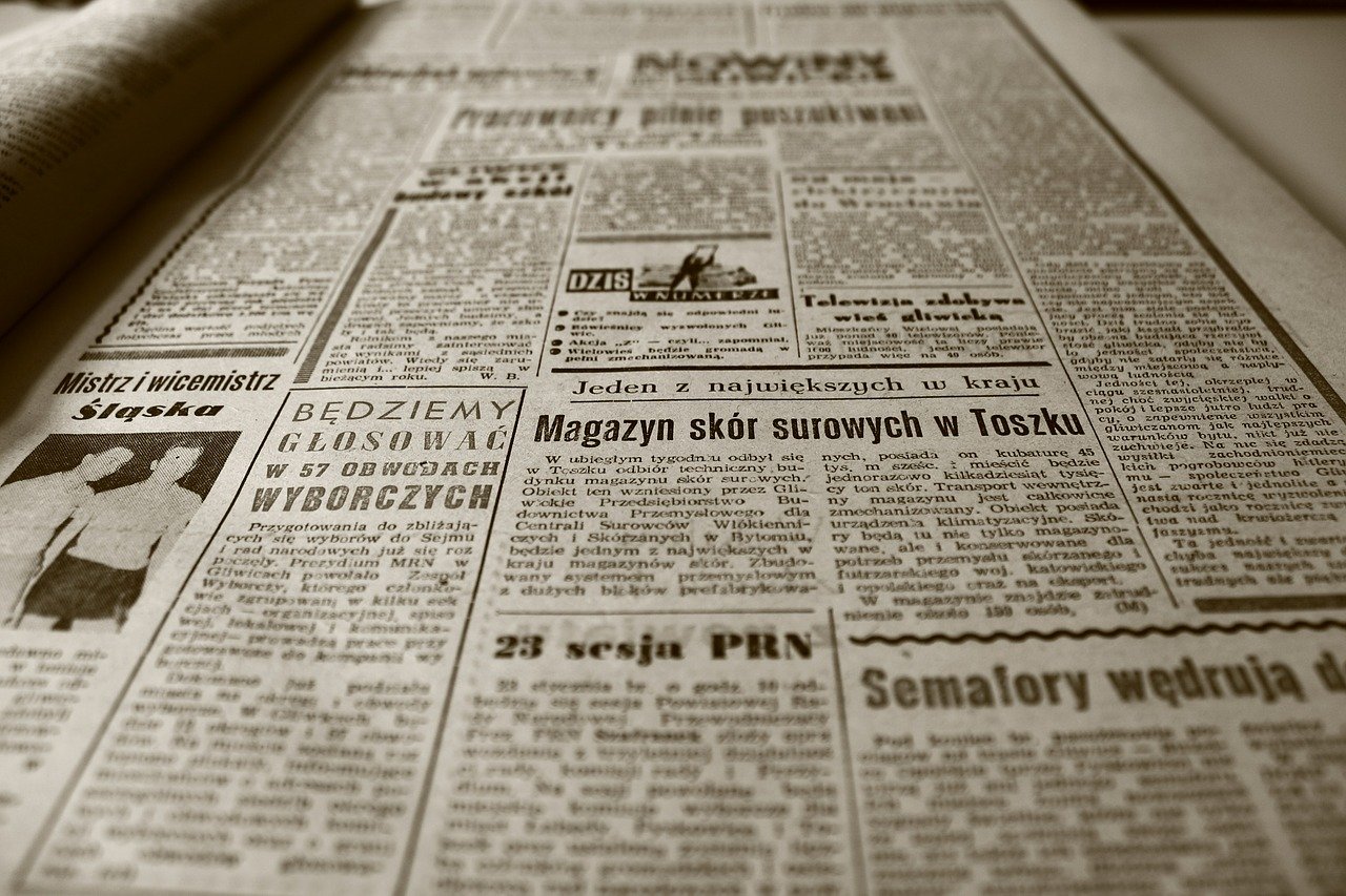 Old Newspaper Fotografía de una hoja de un periódico antiguo