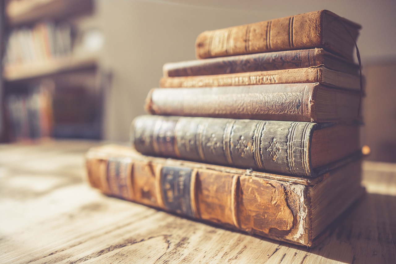 Books libros antiguos apilados sobre una mesa