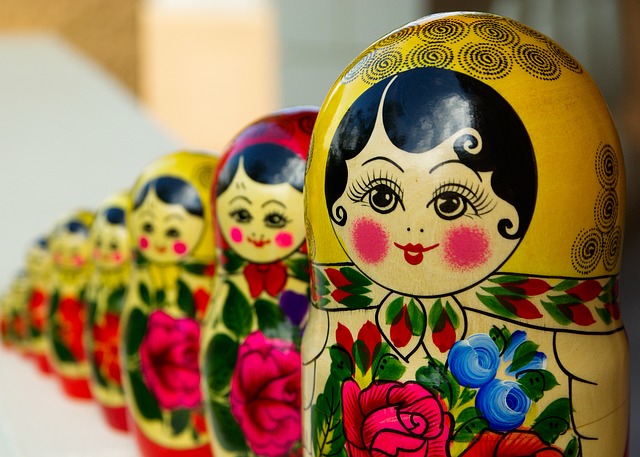 Muñecas rusas Fotografía de varias muñecas rusas ordenadas por tamaño de mayor a menor