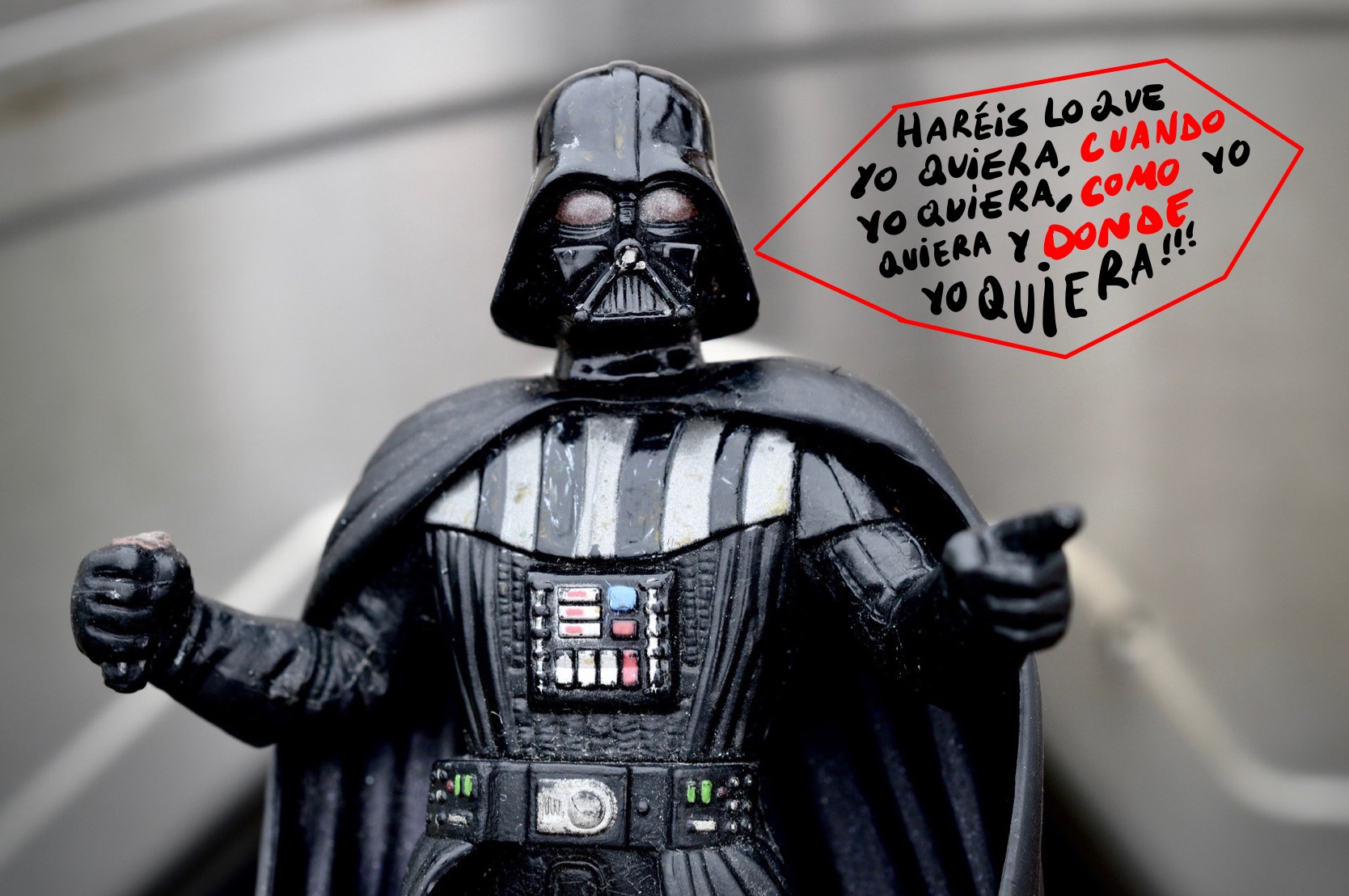 Darth Vader apunta hacia nosotros en actitud subordinante y nos amenaza con una oración compuesta llena de subordinadas: "¡Haréis lo que yo quiera, como yo quiera, cuando yo quiera y donde yo quiera!"