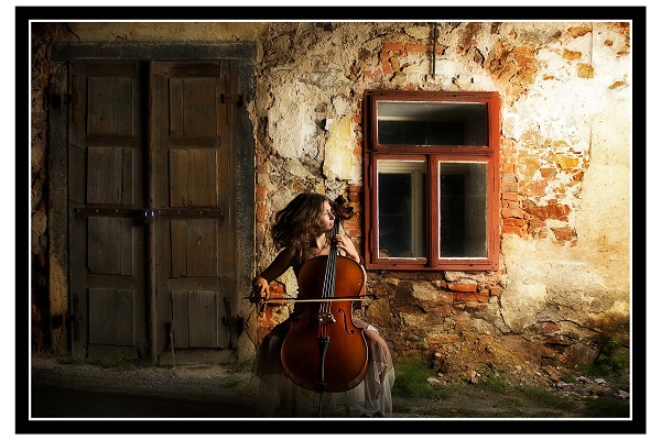 Fotografía de una mujer tocando el violoncelo