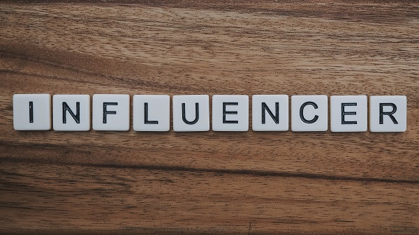Imagen con las letras de la palabra: "influencer".