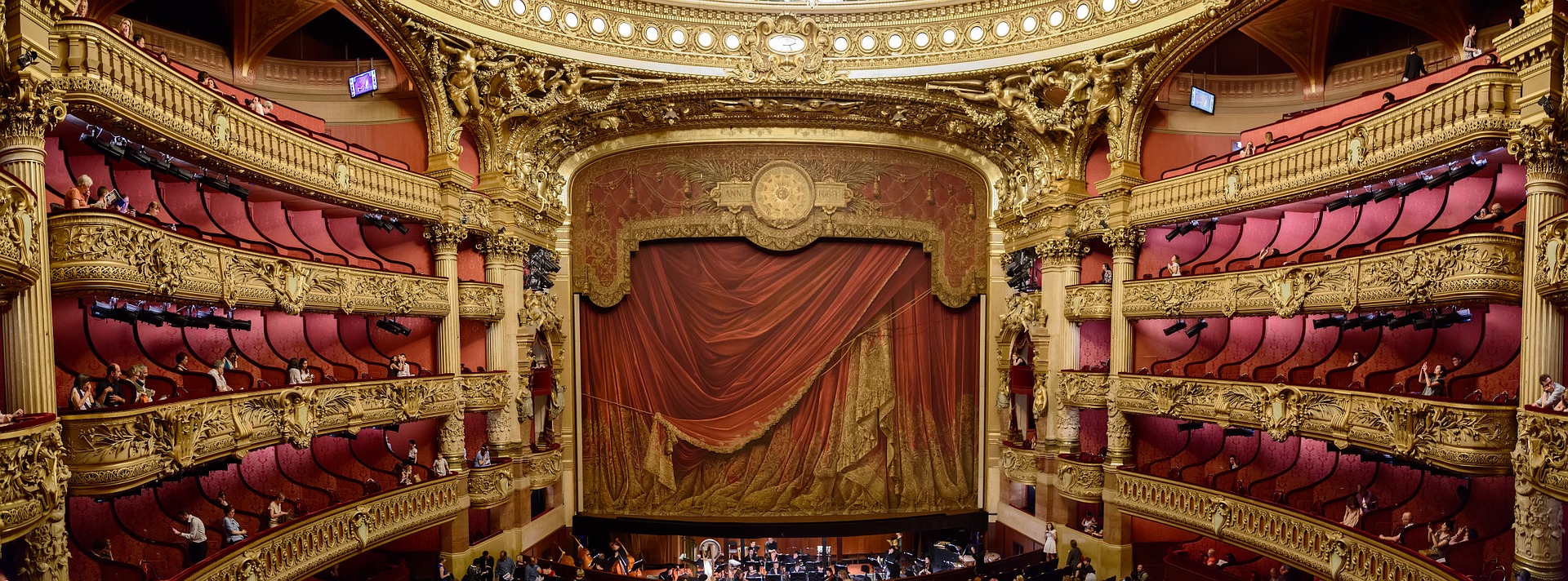 imagen en color de un escenario teatral
