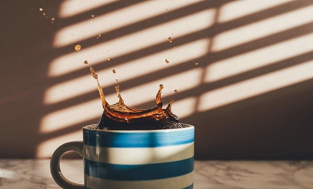 Taza de café Taza de rayas con café