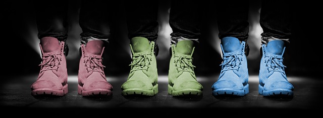 Tres pares de zapatos de colores