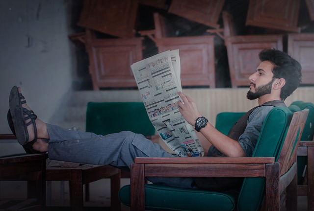 Hombre leyendo el periódico
