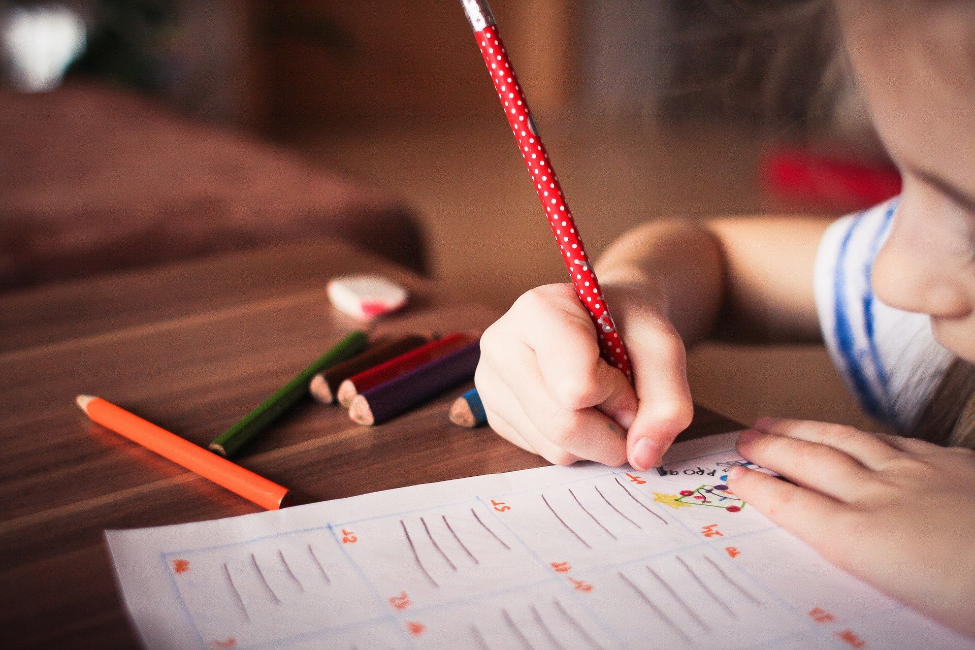 Niña escribiendo y dibujando en una libreta