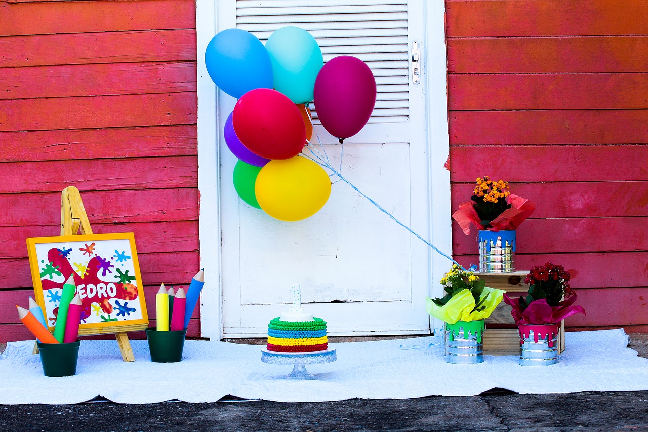 Globos y pinturas de colores Al lado de una puerta blanca mucho colorido con globos y pinturas