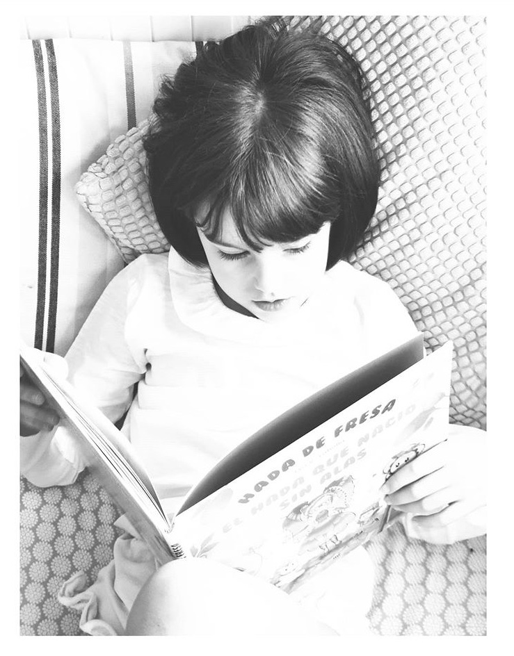 Niña leyendo un cuento