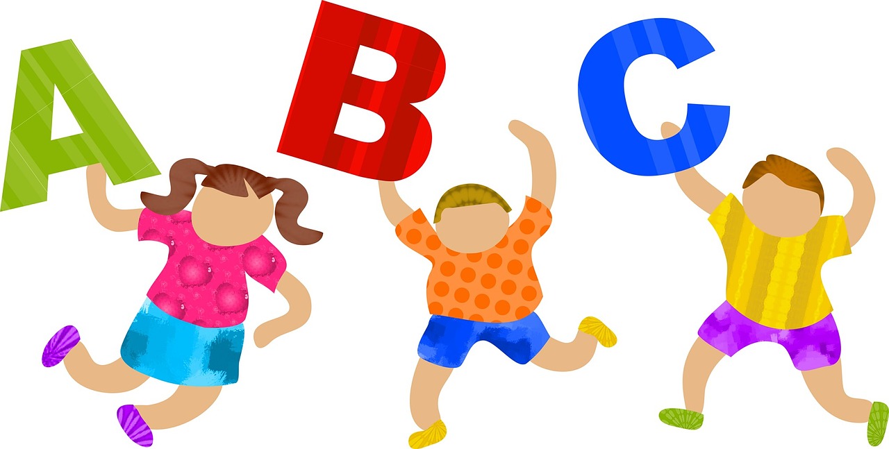 Dibujo de niños alegres con las letras ABC.