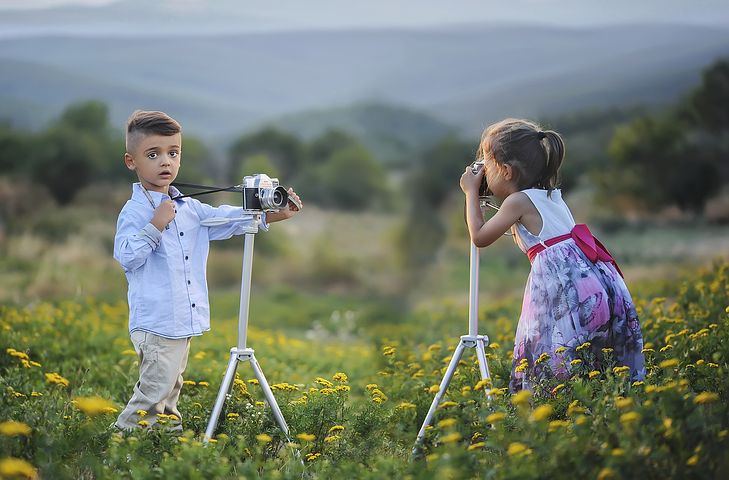 Niños fotógrafos. Niños fotografiándose en el campo