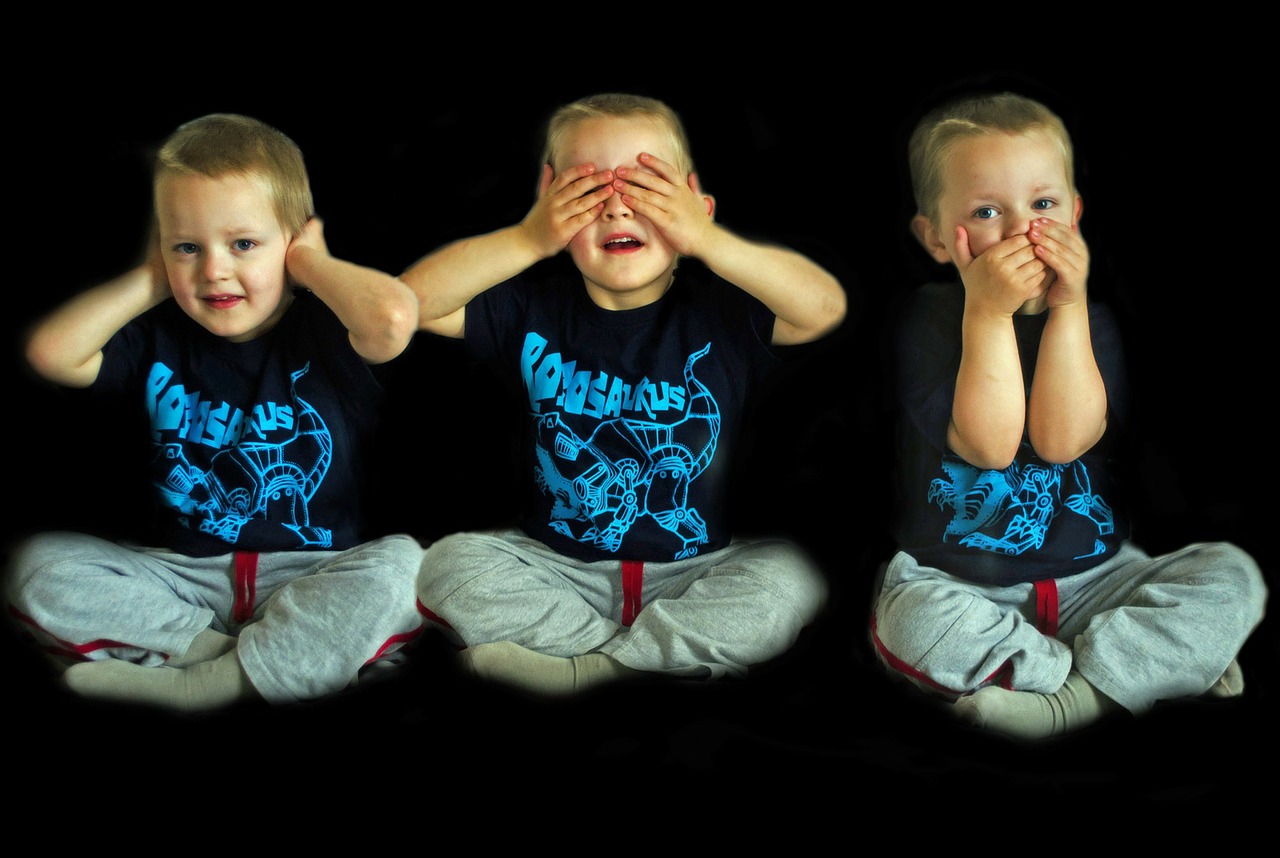 Tres niños tapándose uno la boca, otro las orejas, otro los ojos.