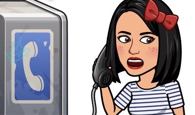 Imagen del avatar de Silvia Pelayo hablando por teléfono desde una cabina. Creada con la aplicación Bitmoji