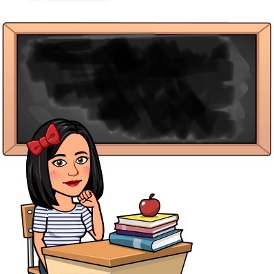 Imagen del avatar de Silvia Pelayo, sentada en una mesa del colegio con la pizarra detrás. Creado con la aplicación Bitmoji