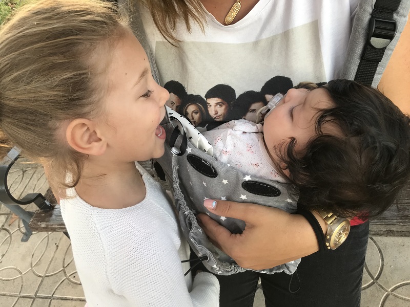Una niña pequeña hablándole a su hermana que es un bebé