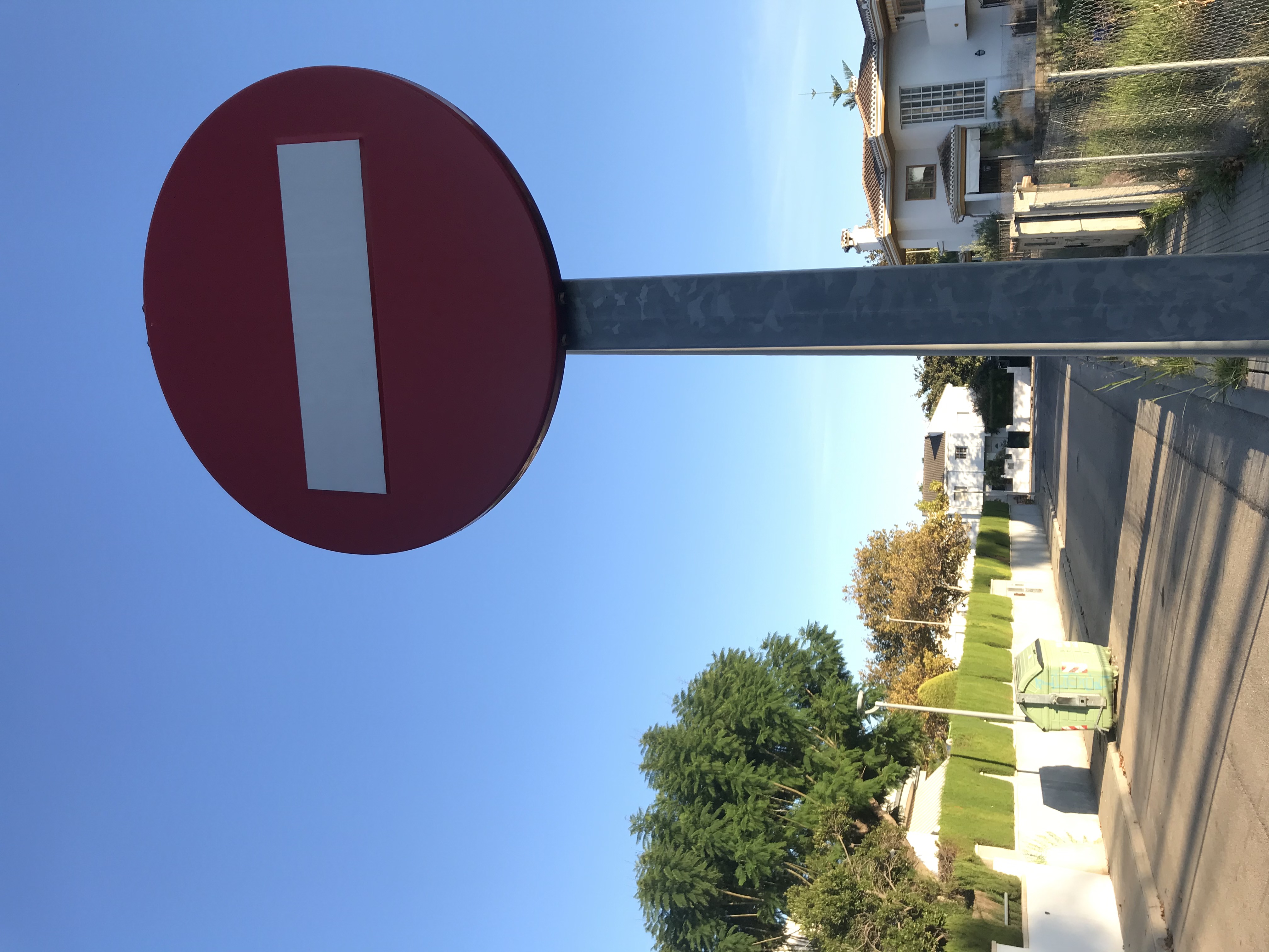 señal de prohibido en la calle de una urbanización