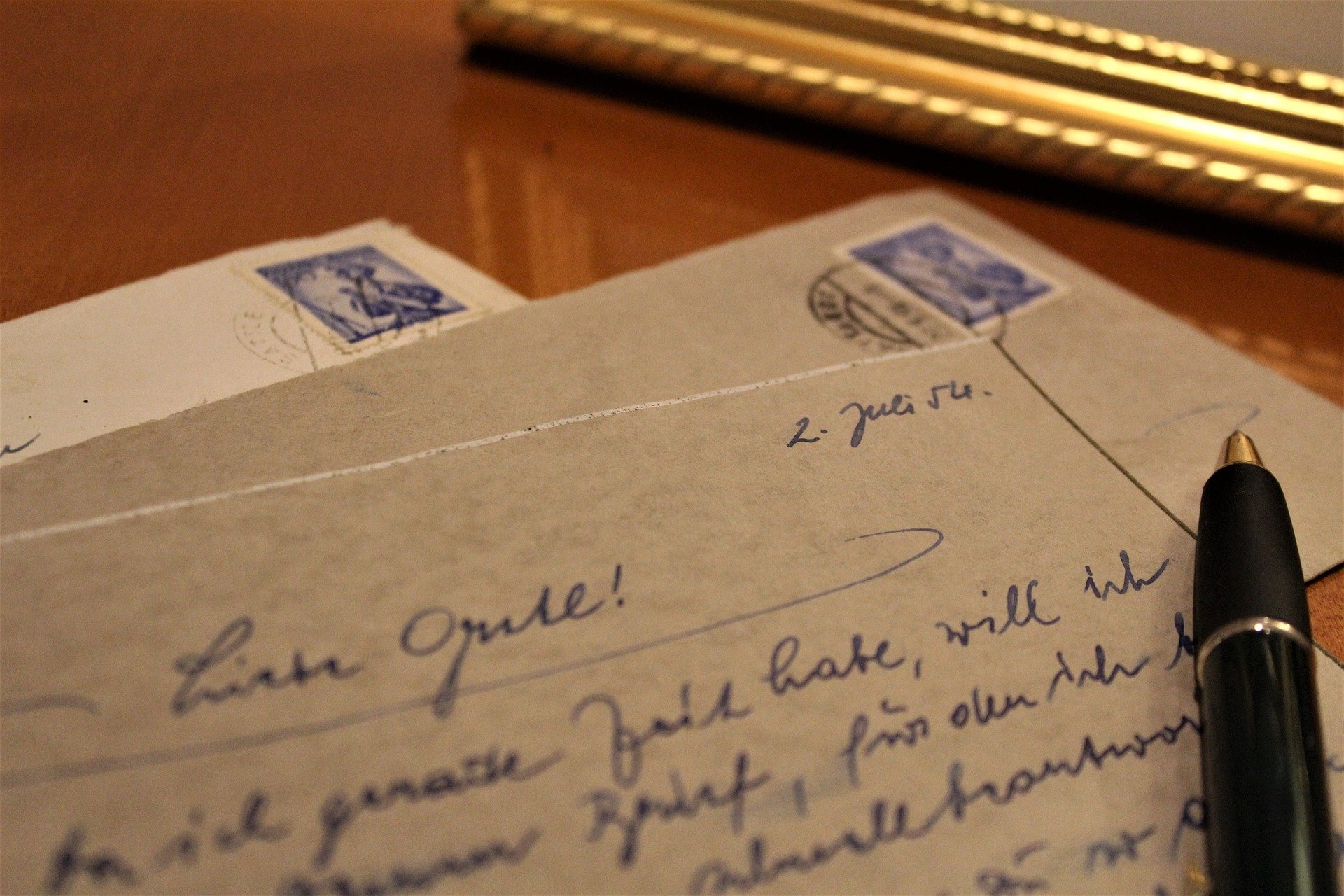 Imagen de cartas parciales con sello, escritas a mano con bolígrafo.